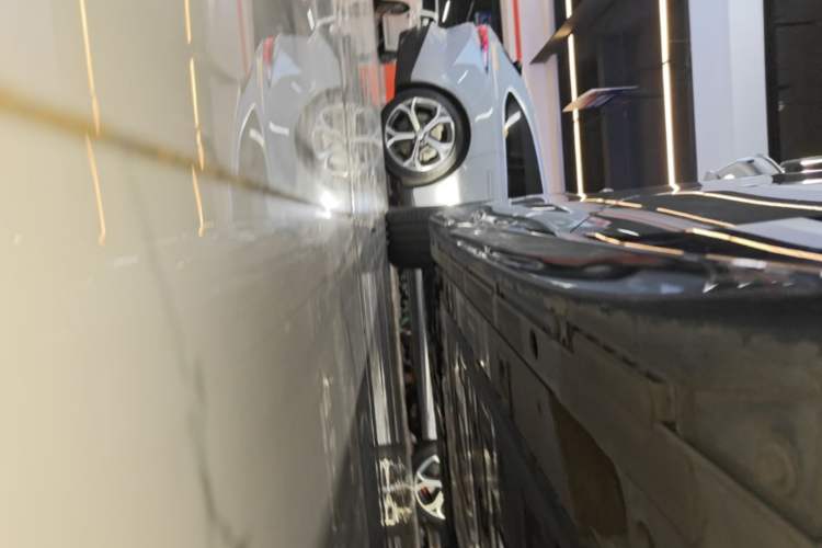 Used Nio ET5T 2025 75 kWh Touring Left Side Sill