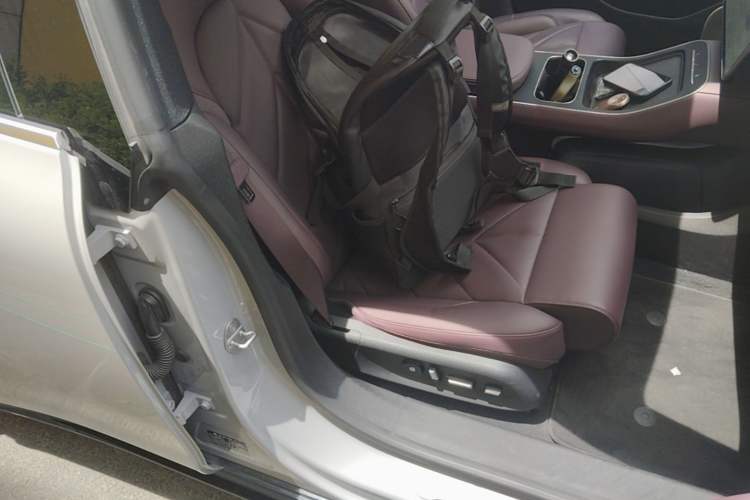 Used Nio ET5T 2025 75 kWh Touring Right Front Seat