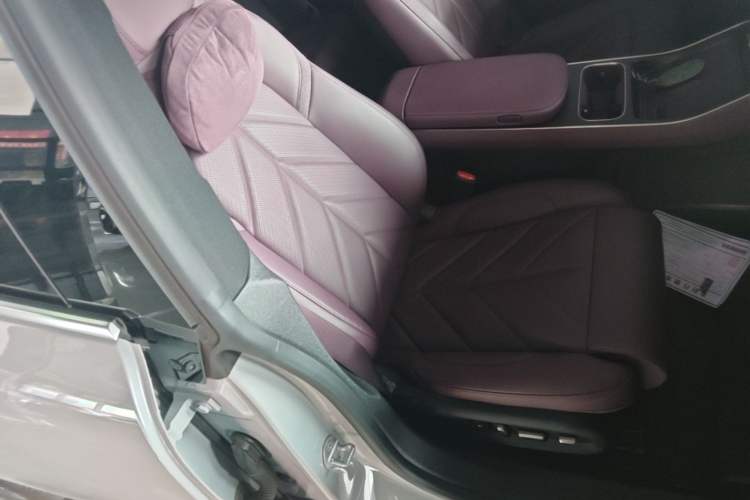 Used Nio ET5T 2025 75 kWh Touring Right Front Seat