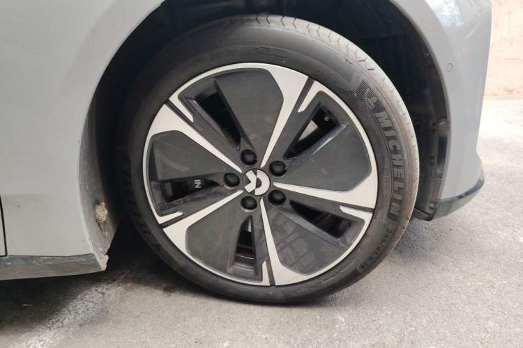 Used Nio ET5T 2025 75 kWh Touring Right Front Wheel Hub