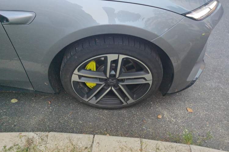 Used Nio ET5T 2025 Model Champion Commemorative Edition, 75kWh Touring Right Front Wheel Hub