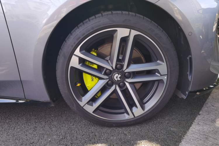 Used Nio ET5T 2025 Model Champion Commemorative Edition, 75kWh Touring Right Front Wheel Hub
