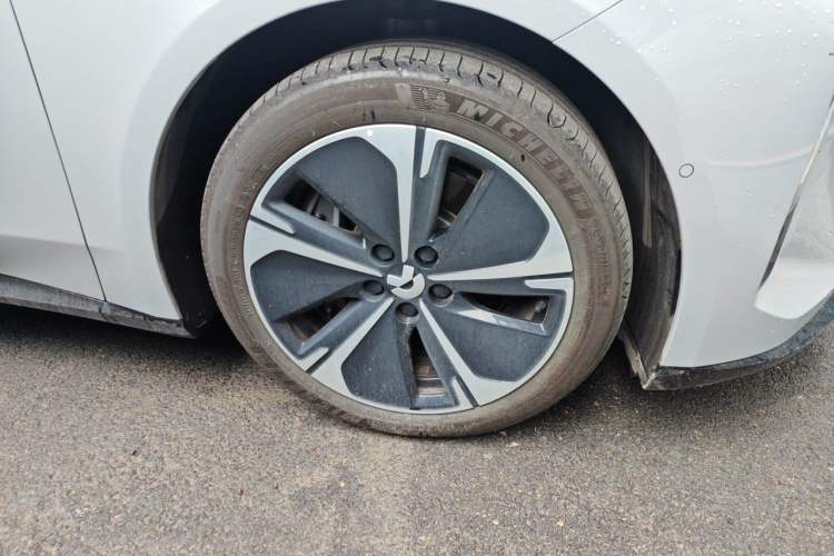 Used Nio ET5T 2025 75 kWh Touring Right Front Wheel Hub