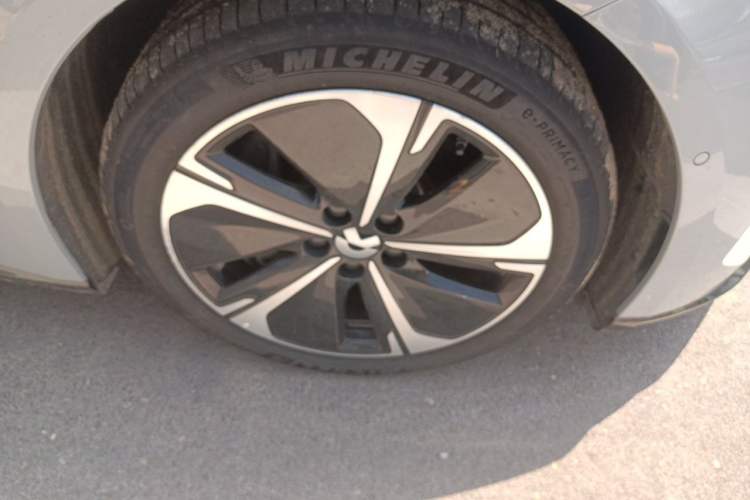 Used Nio ET5T 2025 75 kWh Touring Right Front Wheel Hub