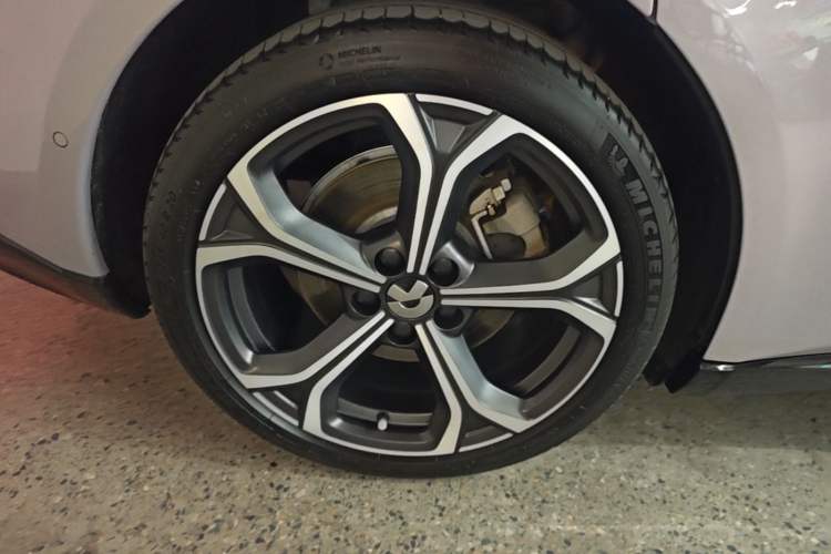 Used Nio ET5T 2025 75 kWh Touring Right Rear Wheel Hub