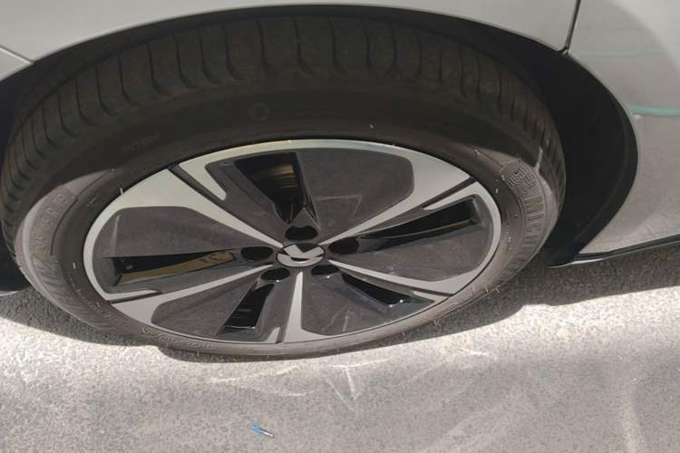 Used Nio ET5T 2025 75 kWh Touring Right Rear Wheel Hub