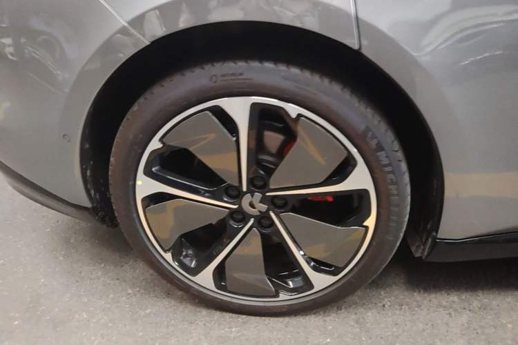 Used Nio ET5T 2025 75 kWh Touring Right Rear Wheel Hub