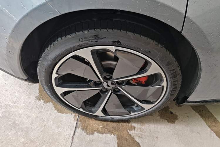 Used Nio ET5T 2025 75 kWh Touring Right Rear Wheel Hub