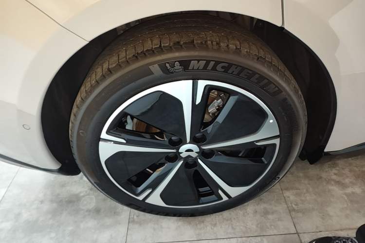 Used Nio ET5T 2025 Model Champion Commemorative Edition, 75kWh Touring Right Rear Wheel Hub