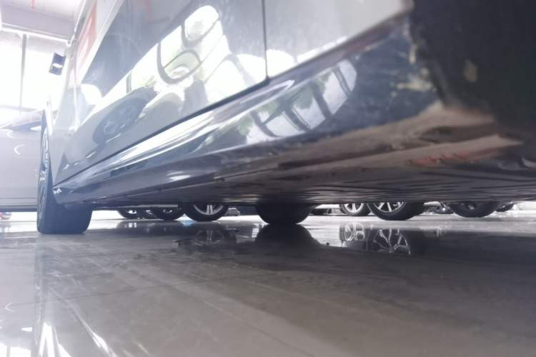 Used Nio ET5T 2025 75 kWh Touring Right Side Sill
