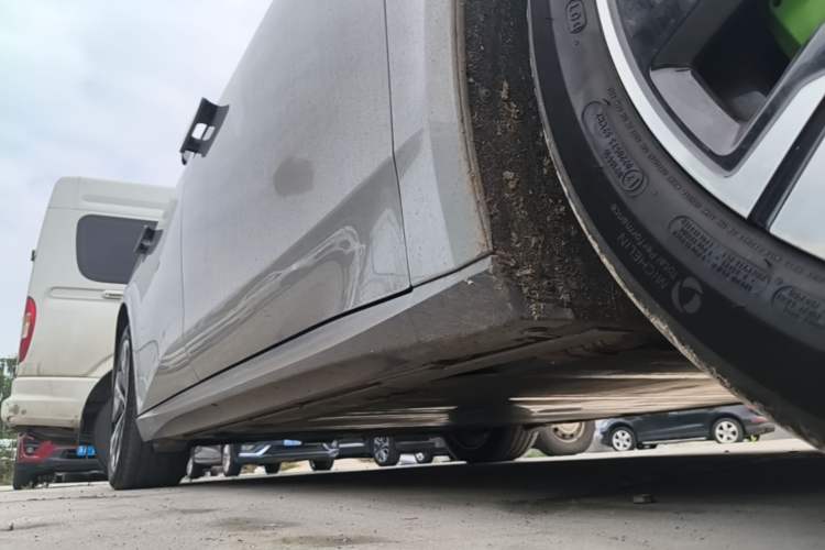 Used Nio ET5T 2025 75 kWh Touring Right Side Sill
