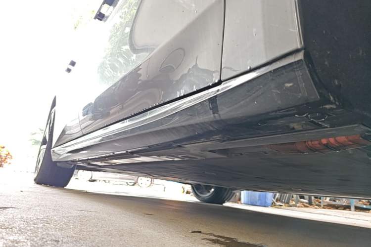 Used Nio ET5T 2025 75 kWh Touring Right Side Sill