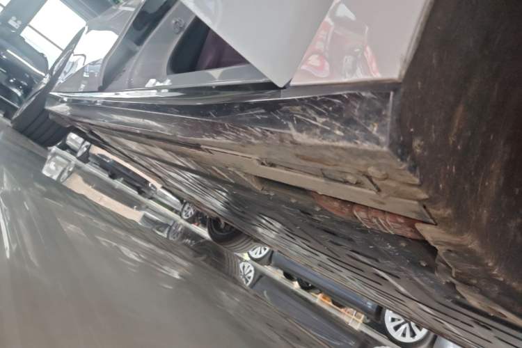 Used Nio ET5T 2025 75 kWh Touring Right Side Sill