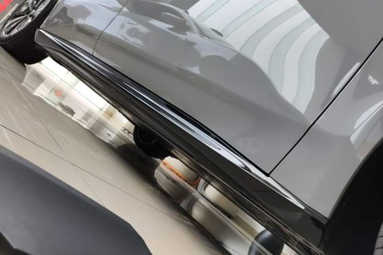 Used Nio ET5T 2025 75 kWh Touring Right Side Sill