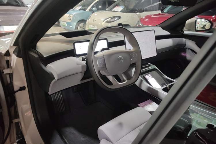 Used Nio ET5T 2025 75 kWh Touring Center Console