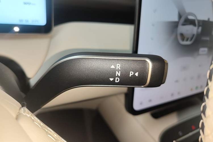 Used Nio ET5T 2025 75 kWh Touring Gear Lever