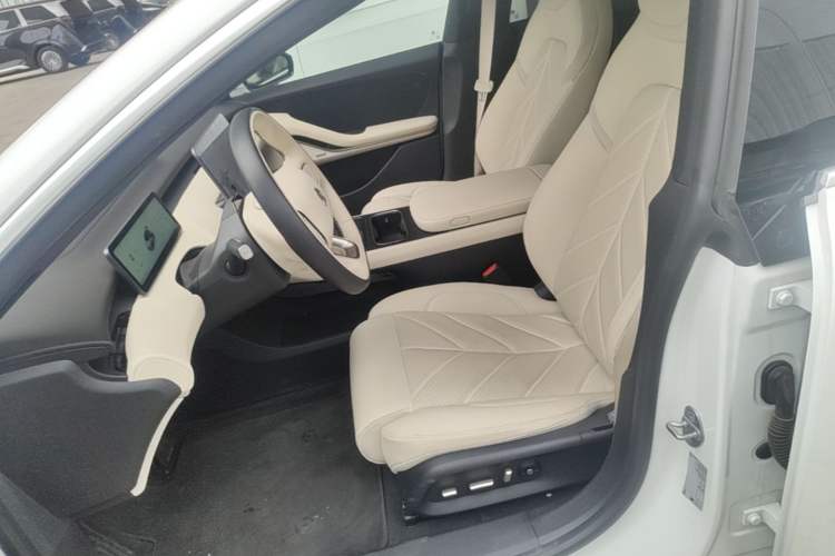 Used Nio ET5T 2025 75 kWh Touring Left Front Seat