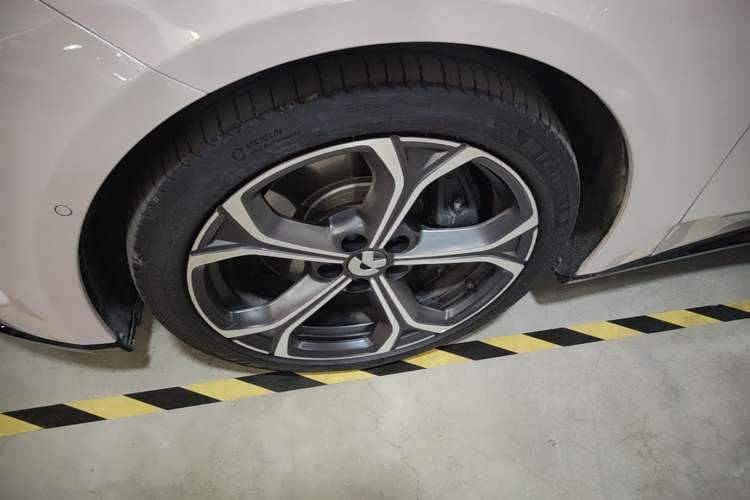 Used Nio ET5T 2025 75 kWh Touring Left Front Wheel Hub