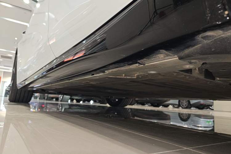 Used Nio ET5T 2025 75 kWh Touring Left Side Sill