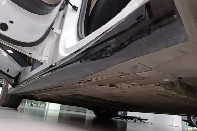 Used Nio ET5T 2025 75 kWh Touring Left Side Sill