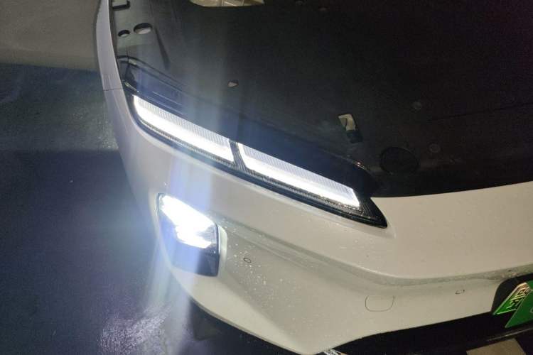 Used Nio ET5T 2025 75 kWh Touring Right Front Headlight
