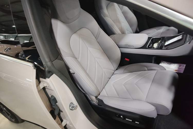 Used Nio ET5T 2025 75 kWh Touring Right Front Seat