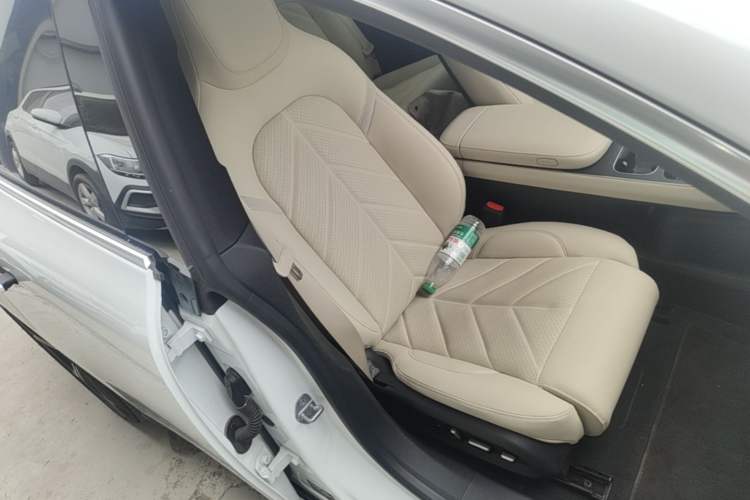 Used Nio ET5T 2025 75 kWh Touring Right Front Seat