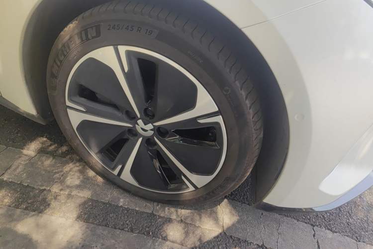 Used Nio ET5T 2025 75 kWh Touring Right Front Wheel Hub