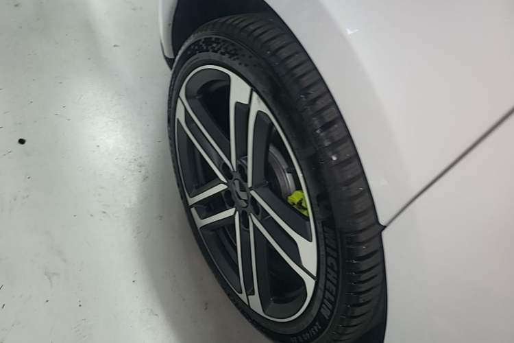 Used Nio ET5T 2025 75 kWh Touring Right Rear Wheel Hub