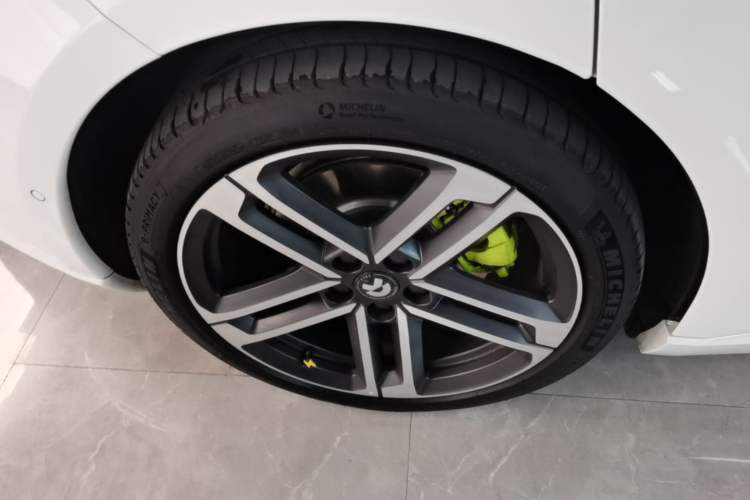 Used Nio ET5T 2025 Model Champion Commemorative Edition, 100kWh Touring Right Rear Wheel Hub