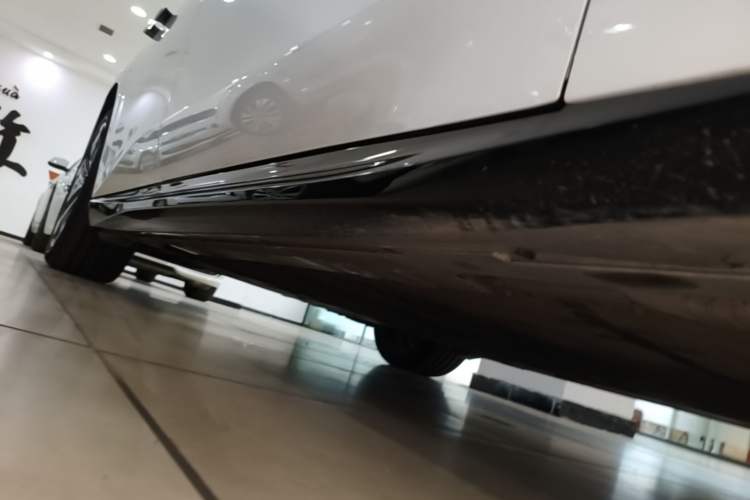 Used Nio ET5T 2025 75 kWh Touring Right Side Sill
