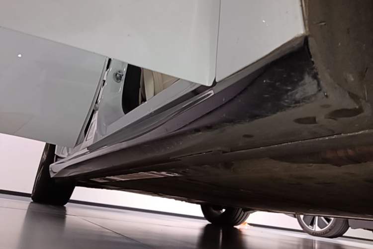 Used Nio ET5T 2025 75 kWh Touring Right Side Sill