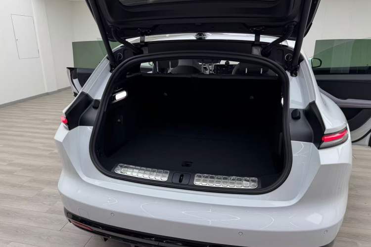 Used Nio ET5T 2025 75 kWh Touring Trunk