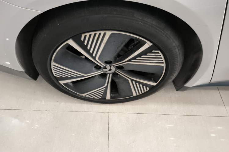 Used Nio ET7 2024 75 kWh Executive Edition Right Rear Wheel Hub