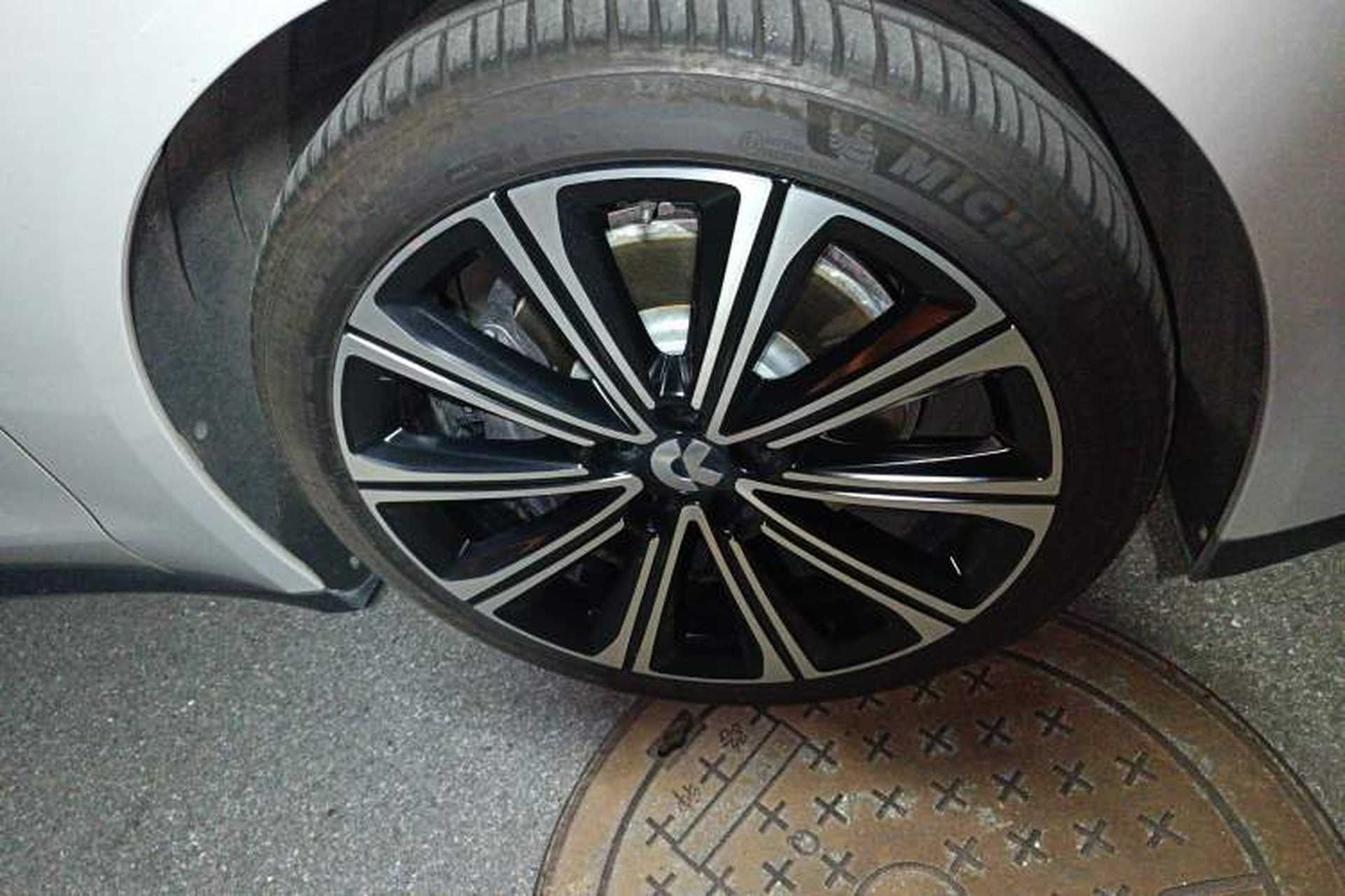 Used Nio ET7 2024 75 kWh Executive Signature Edition Right Front Wheel Hub