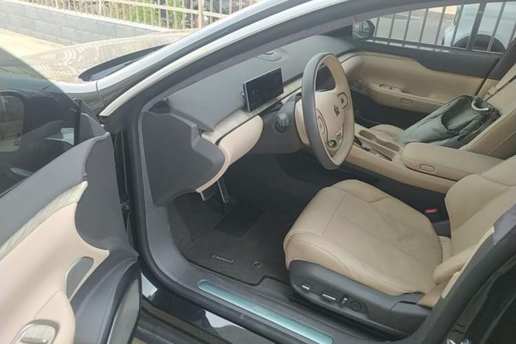 Used Nio ET7 2022 75 kWh Driver Seat