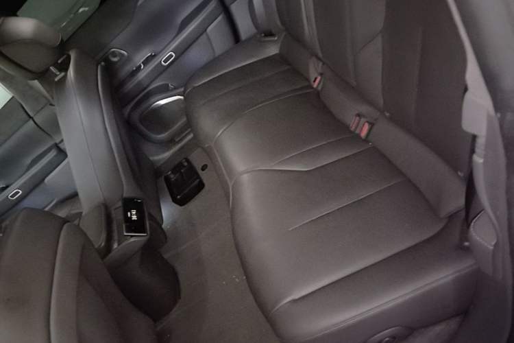Used Nio ET7 2022 75 kWh Left Rear Seat