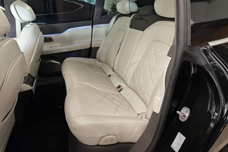 Used Nio ET7 2022 75 kWh Left Rear Seat
