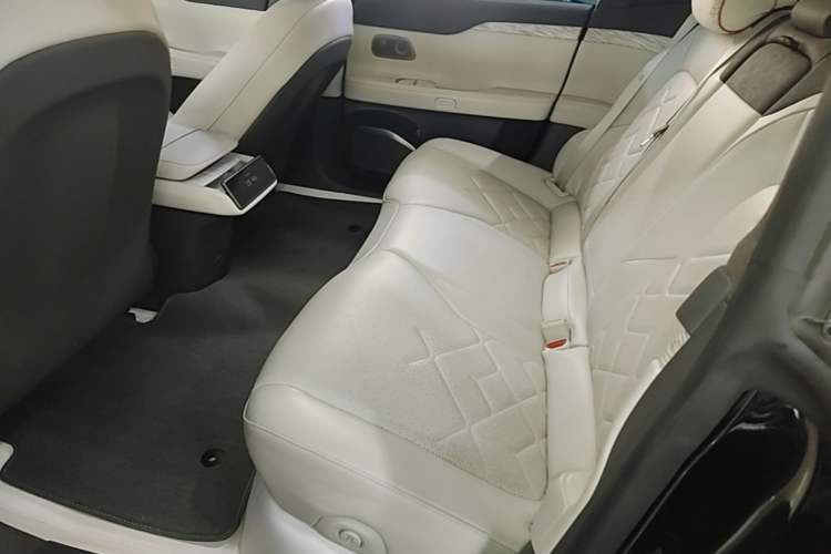 Used Nio ET7 2022 75 kWh Left Rear Seat