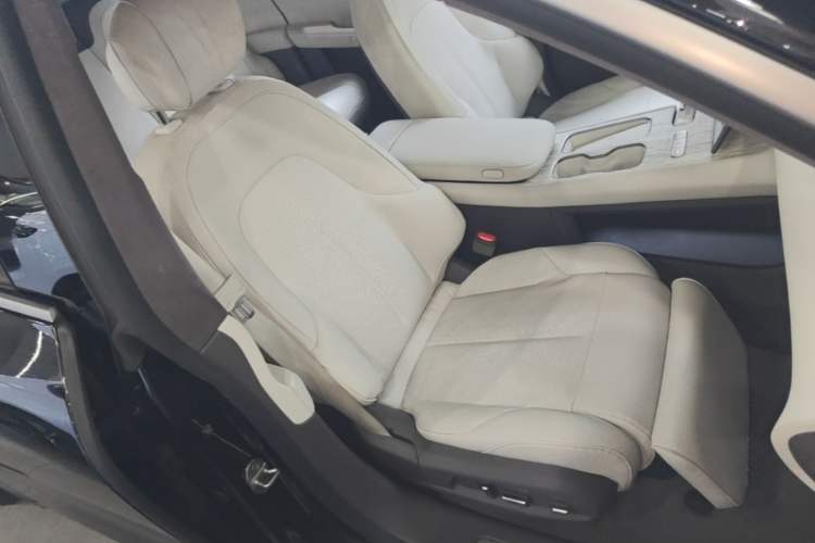 Used Nio ET7 2022 75 kWh Right Front Seat