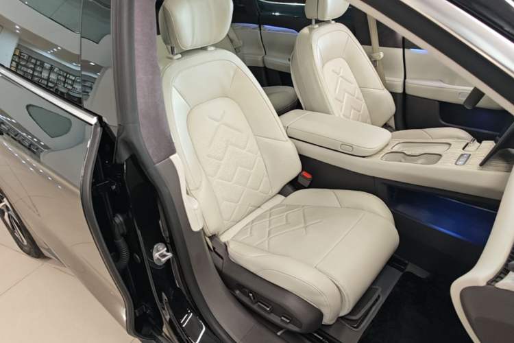 Used Nio ET7 2022 75 kWh Right Front Seat