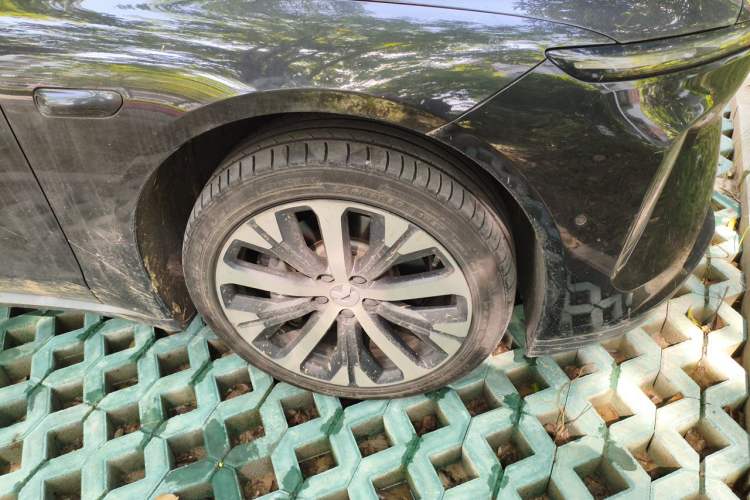 Used Nio ET7 2022 100kWh First Edition Right Front Wheel Hub