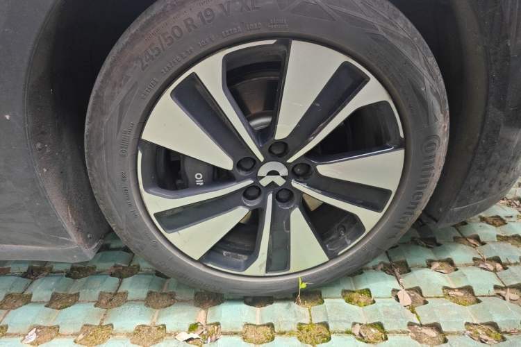 Used Nio ET7 2022 75 kWh Right Front Wheel Hub
