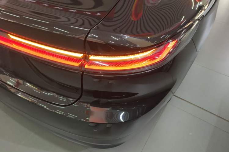 Used Nio ET7 2022 75 kWh Right Rear Taillight