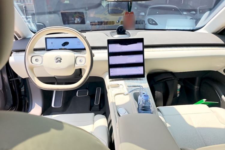Used Nio ET7 2022 75 kWh Center Console