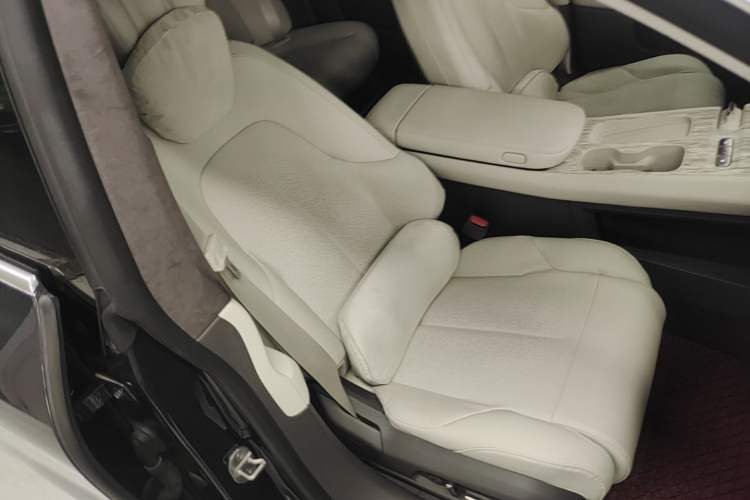 Used Nio ET7 2022 75 kWh Right Front Seat