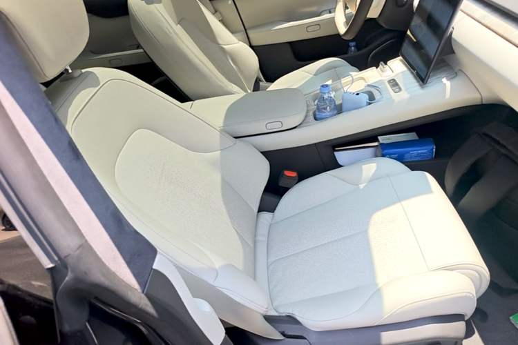 Used Nio ET7 2022 75 kWh Right Front Seat