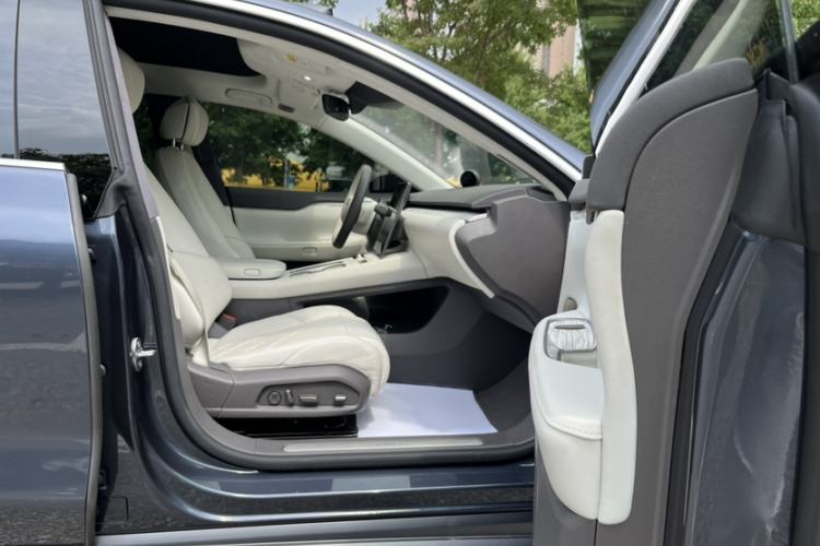 Used Nio ET7 2022 100 kWh Right Front Seat