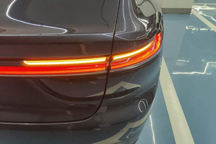 Used Nio ET7 2022 100 kWh Right Rear Taillight