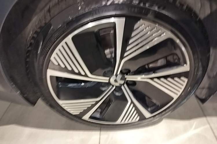 Used Nio ET7 2022 75 kWh Right Rear Wheel Hub
